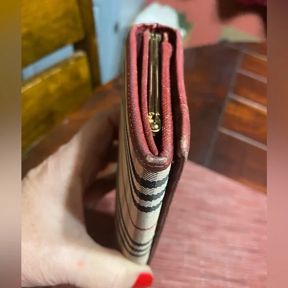 💎Burberry long Wallet with Kisslock gold tone hardware would look cute on chain - Picture 3 of 13